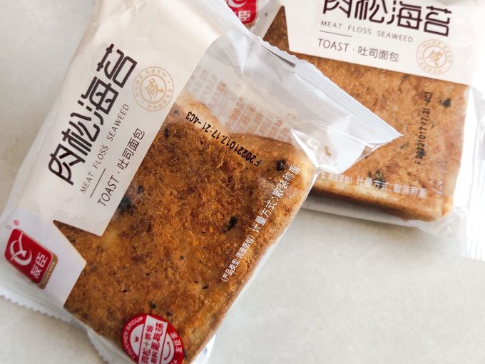 有时候早起没时间做饭,就吃两包肉松海苔面包喝杯牛奶,真是美味儿.