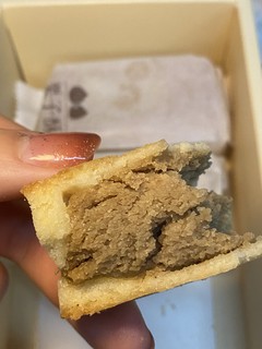 这栗子酥真的太好吃了哈哈哈哈口感好绝