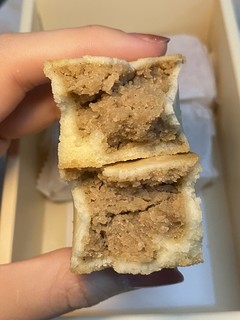 这栗子酥真的太好吃了哈哈哈哈口感好绝