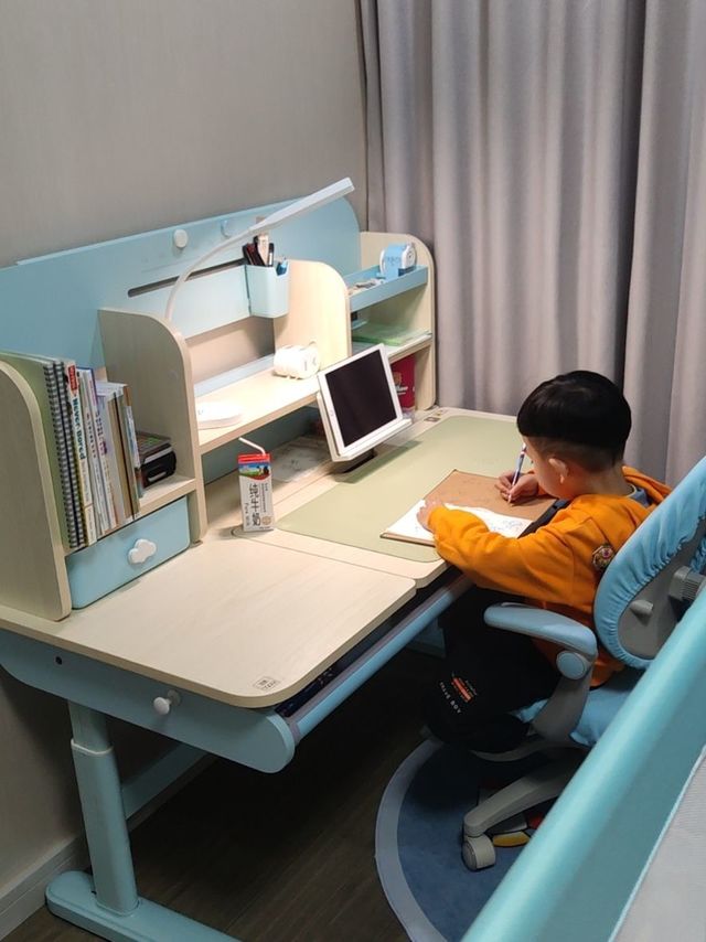终于入手了这款学习桌椅了！夜黑风高yyds！