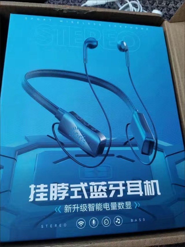 挂脖的蓝牙耳机真方便