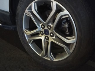 ​福特车上安装的轮胎。