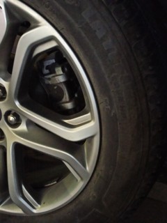 ​福特车上安装的轮胎。