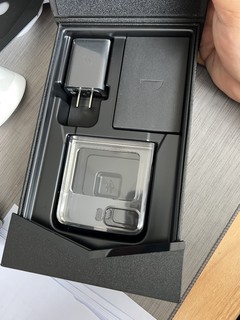 摩托罗拉Razr2022折叠屏开箱！过去式…