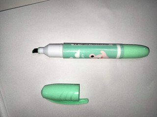 荧光笔颜色纯正，用来做笔记很方便