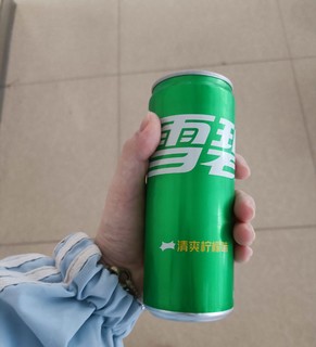 罐装绿油油的汽水你想要吗？