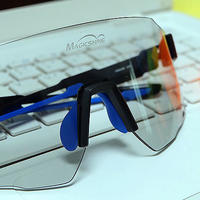 迈极炫推出破风者变色款骑行眼镜，韧性比较强，有效抵挡紫外线