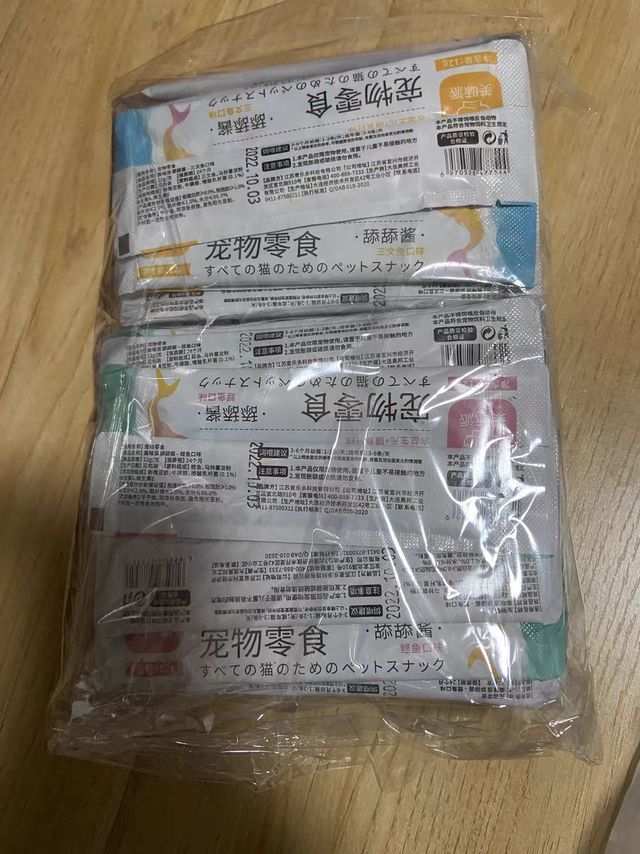 小家伙爱上了猫条