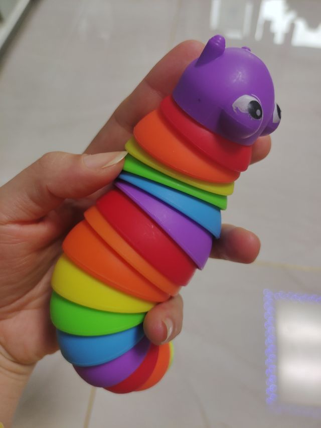 超级可爱的旋转毛毛虫