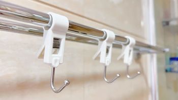 最简单的收纳方式就是用挂钩挂在毛巾架上。