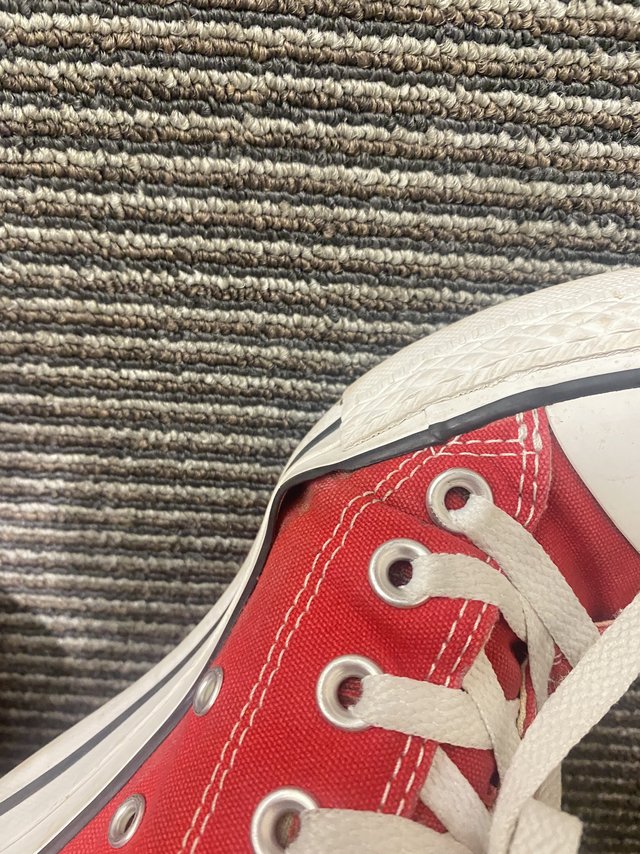 想知道你们匡威帆布鞋也是破这个地方？