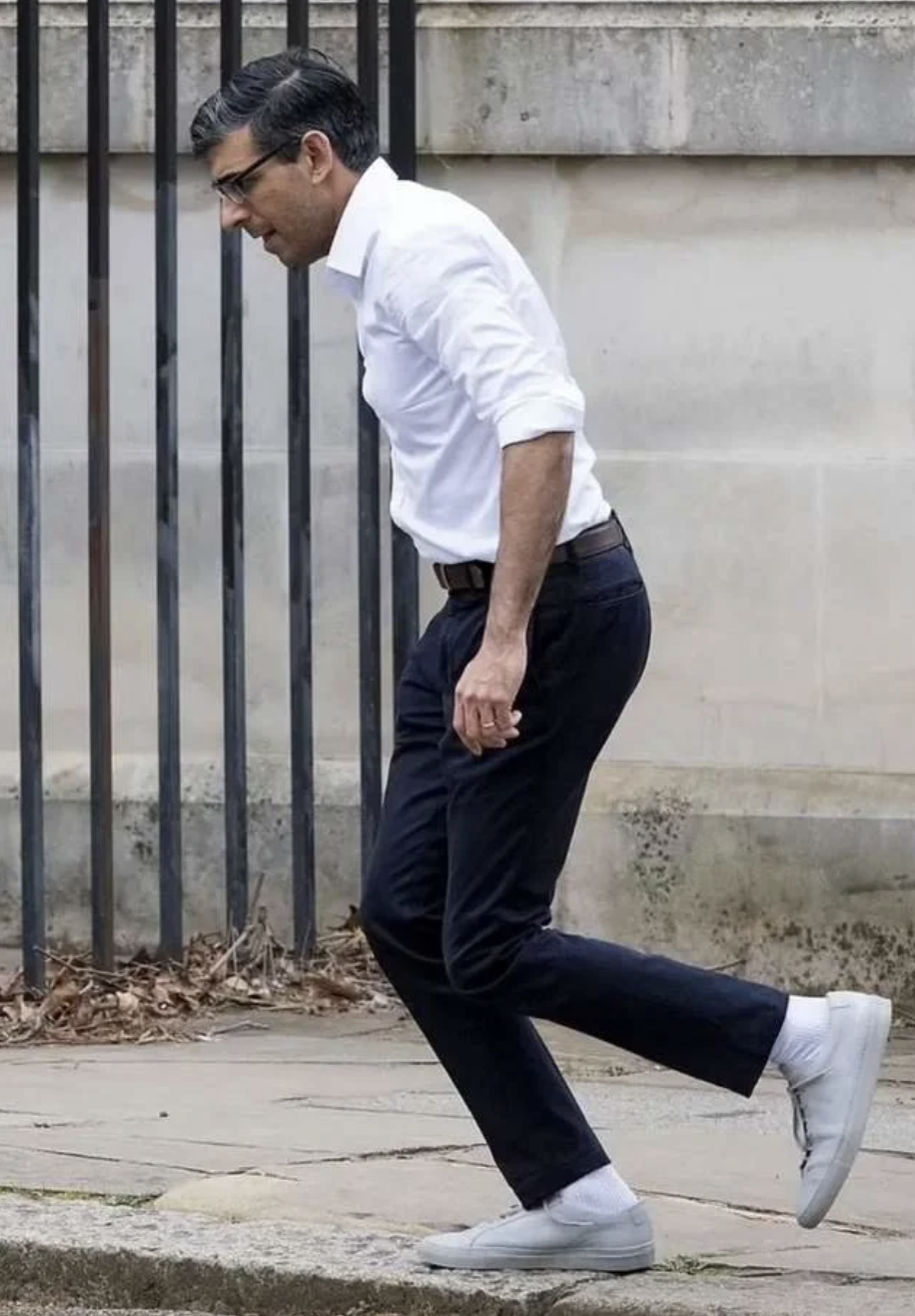 穿Prada的新首相？英国新首相苏纳克一套西装近3万，偏爱新潮品牌，老婆比国王还富