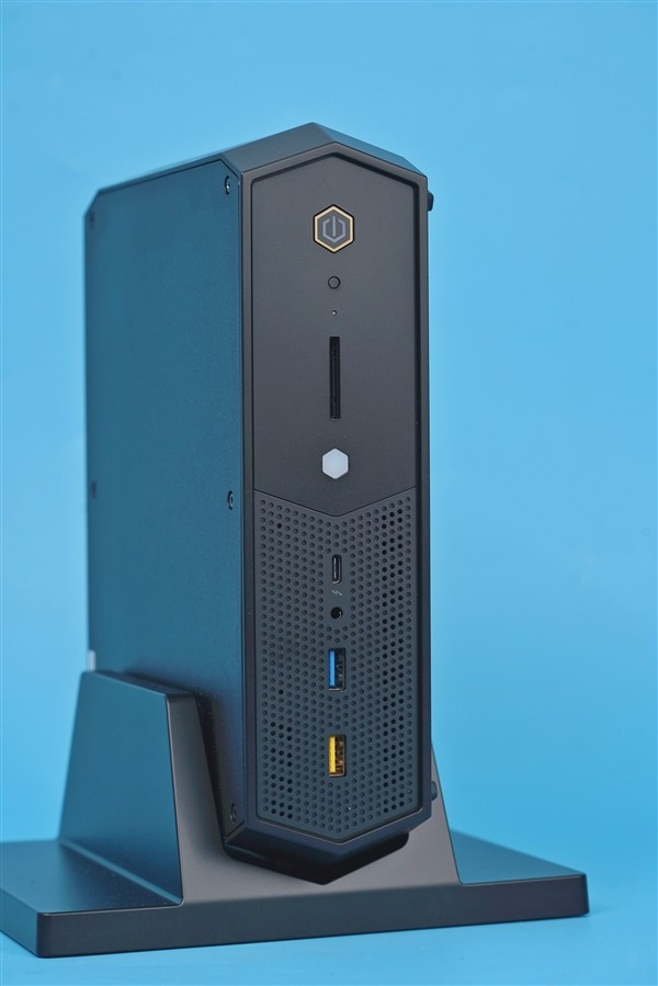 英特尔发布 NUC 12 性能版迷你准系统，首次搭载移动版锐炫