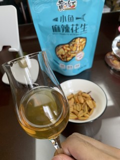 在云酒局看着世界杯配着花生喝威士忌