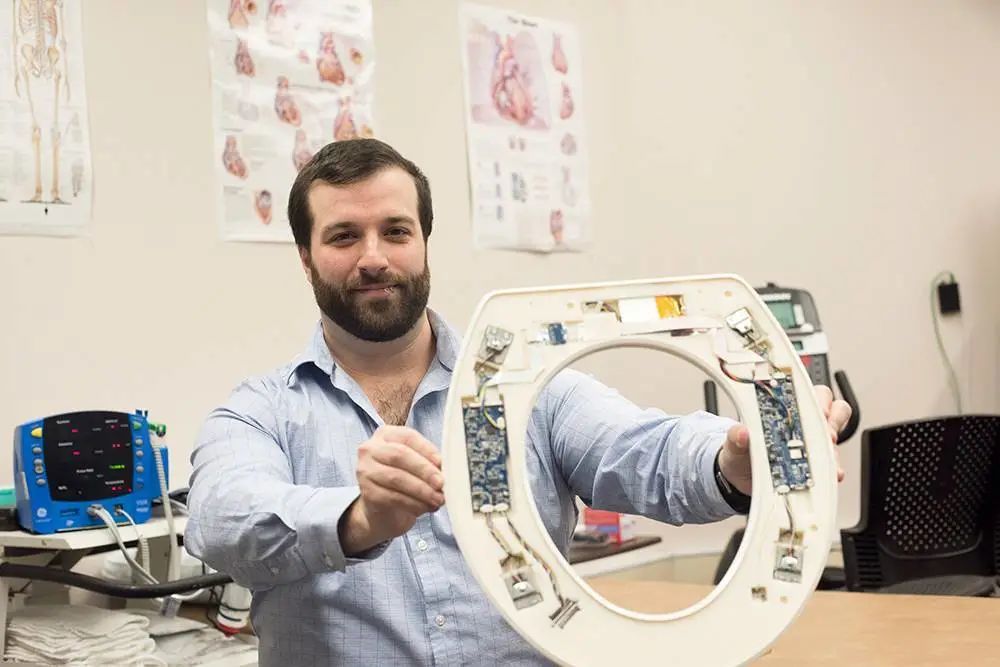 Nicholas Conn 团队开发的基于座便器的心血管监测系统。