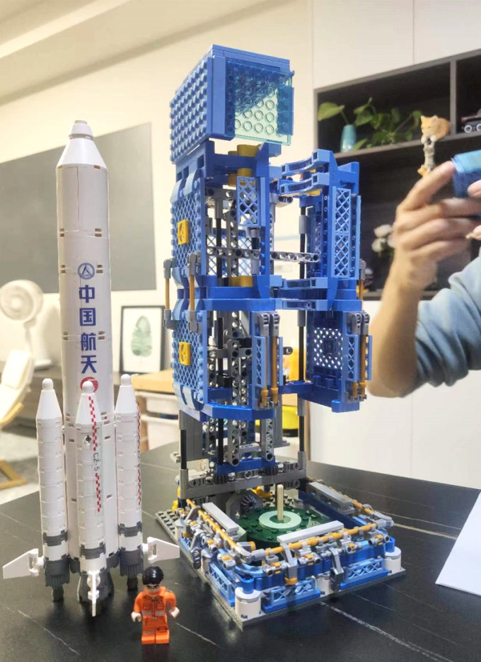 很适合父子俩一起玩的一款火箭系列积木