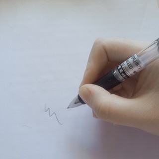 考试必备的得力中性笔