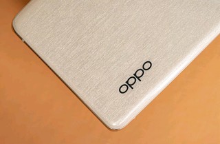 OPPO Reno9系列这次成了啊，金色很赞