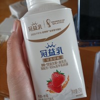 冠益乳草莓牛奶~让你一口喝到满满的草莓果