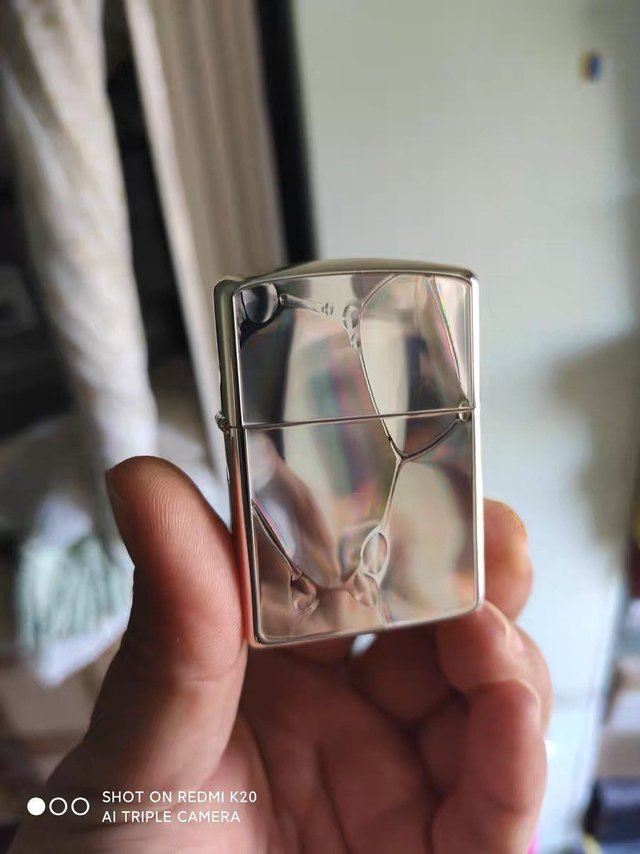 给老爸买了一个超好看的打火机，他很喜欢