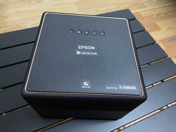 投影仪的选择：为看世界杯购入EPSON EF-12