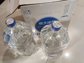 恒大冰泉4L装 老味道也老爱掉把手 包装堪忧