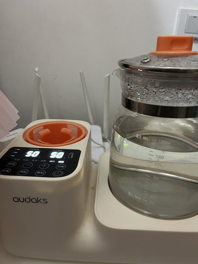 集颜值与功能一体的恒温壶