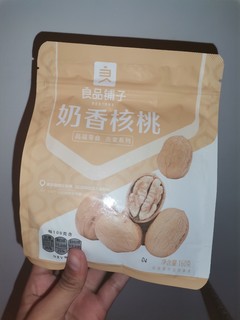 又是我喜欢的良品铺子。奶香核桃