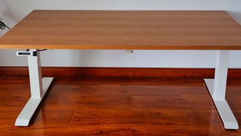 700元实木书桌完美升级：自行组装电动升降桌，从安装细节看选购要点
