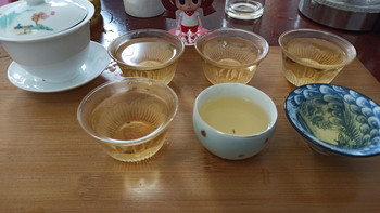 茶 篇七十一：看世界杯喝什么，热泡冷泡都有准备的白茶饼和安吉白茶。