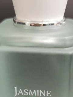冰希黎的茉莉白柚香水