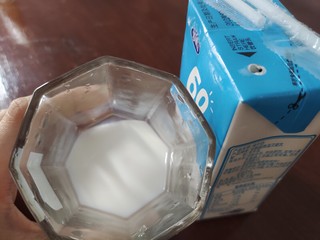 香醇微甜的纯牛奶