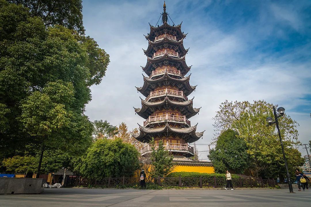 上海龙华寺塔是典型的宋塔南方代表 0815摄图网