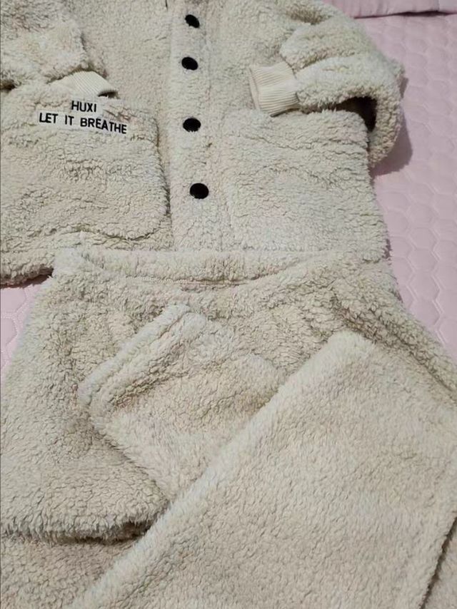  爱慕集团乎兮品牌情侣连帽家居