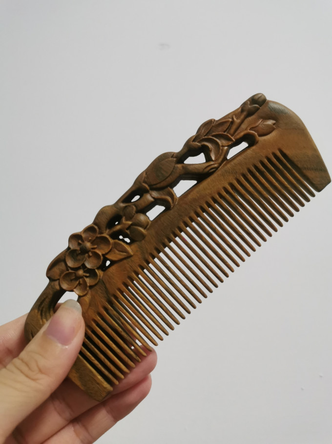 商品亮点78小李子家的檀木梳子,还是蛮有重量的,而且雕刻的花很漂亮