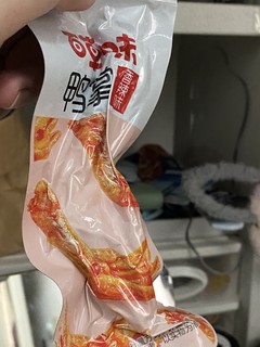 好吃的百草味香辣鸭掌