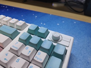 旋钮旁边有两颗键，这把键盘用来办公超舒服