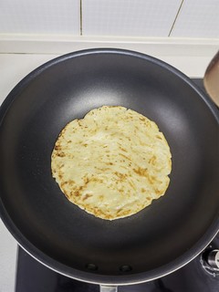 今日份早餐：手抓饼加鸡蛋烤肠