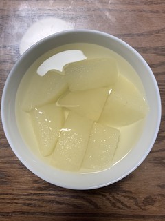 冬天记得吃冰糖炖雪梨，暖心又暖胃