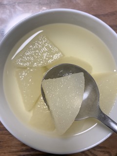 冬天记得吃冰糖炖雪梨，暖心又暖胃