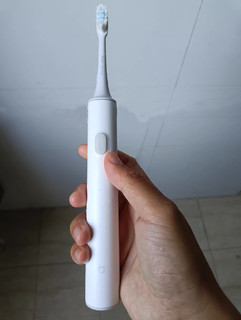 电动牙刷刷牙更干净噢