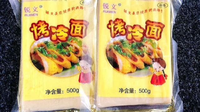 冬天一定要吃香喷喷的街边烤冷面