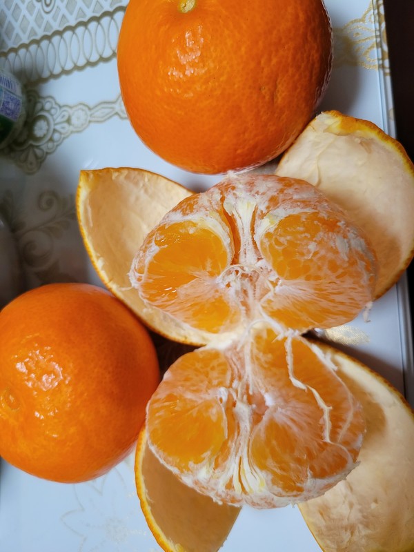 果冻橙，皮薄，汁水超多，好吃好好吃。