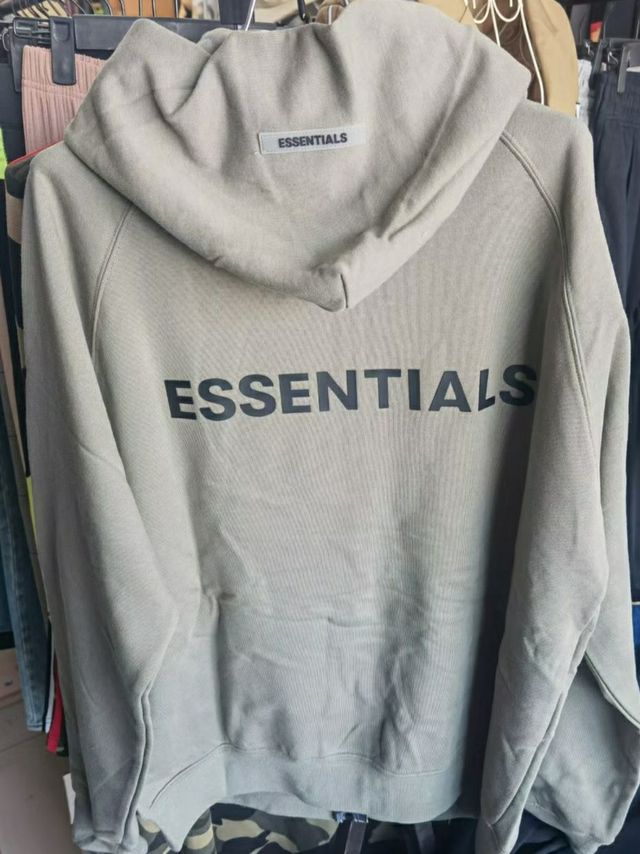 冬天要穿有帽子的运动卫衣