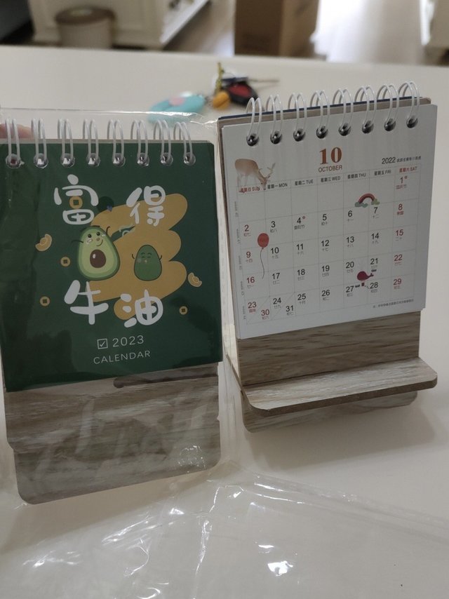 新款2023小台历，可当手机架的日历