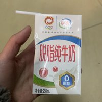 伊利 脱脂纯牛奶 生牛乳