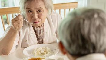 提醒中老年人：生活别太节俭，5种高营养食物多吃，越活越年轻