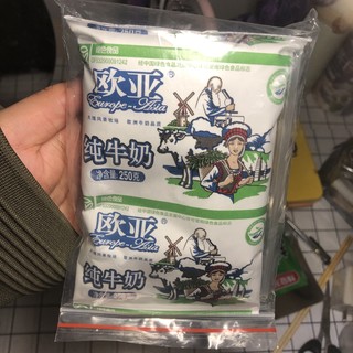 偷拍室友每天都必喝的牛奶🥛