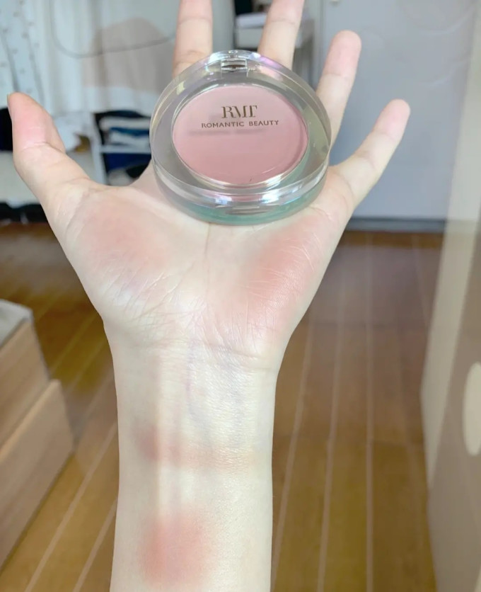 罗小曼腮红怎么样好用吗 乌木玫瑰95清冷日杂病娇感腮红氛围感拉满