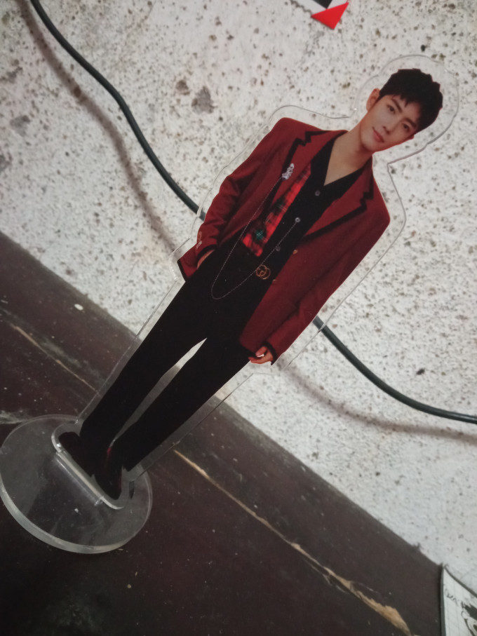 肖战开小灶亚力克桌面摆件立牌